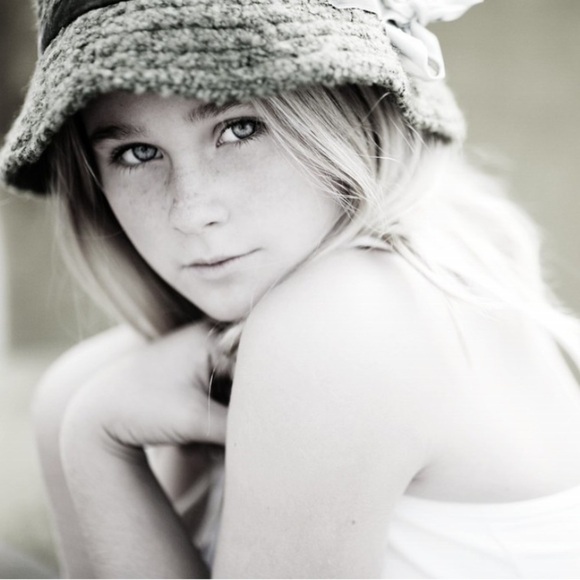 Vintage green wool hat with gold brooches - Picture 3 of 12